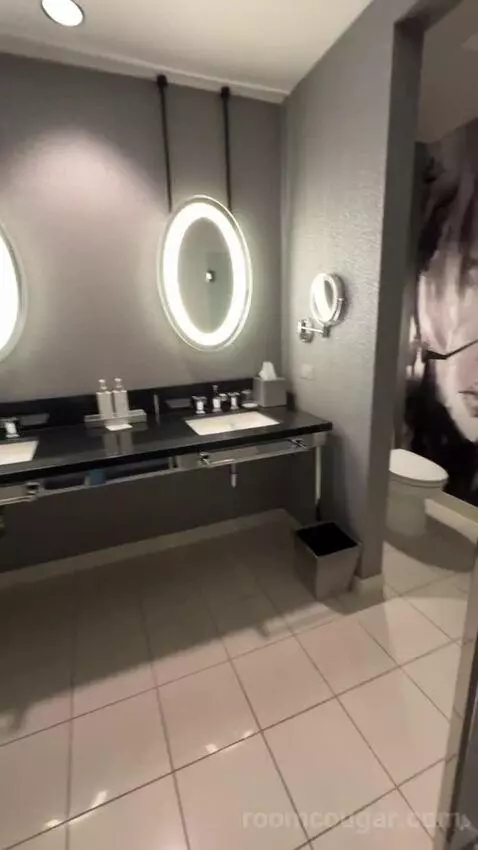 City Room bathroom picture #2