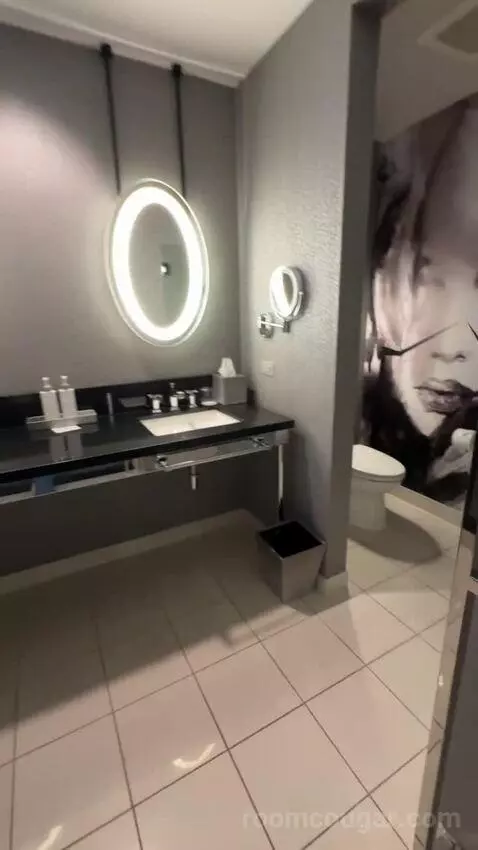 City Room bathroom picture #3