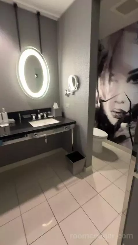 City Room bathroom picture #4