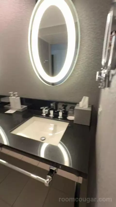 City Room bathroom picture #9