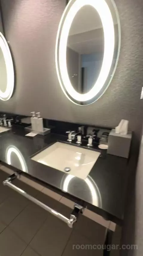 City Room bathroom picture #10