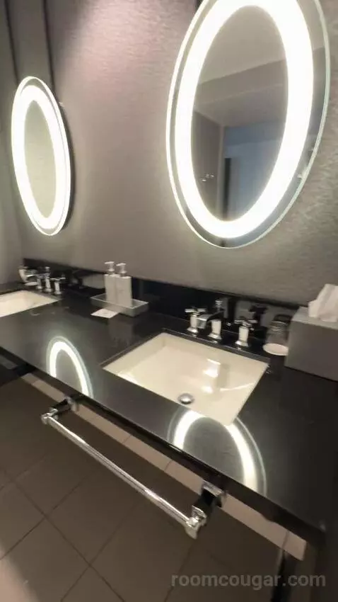 City Room bathroom picture #11