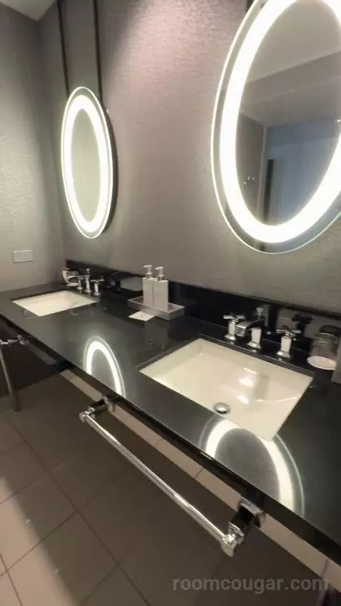 City Room bathroom picture #12