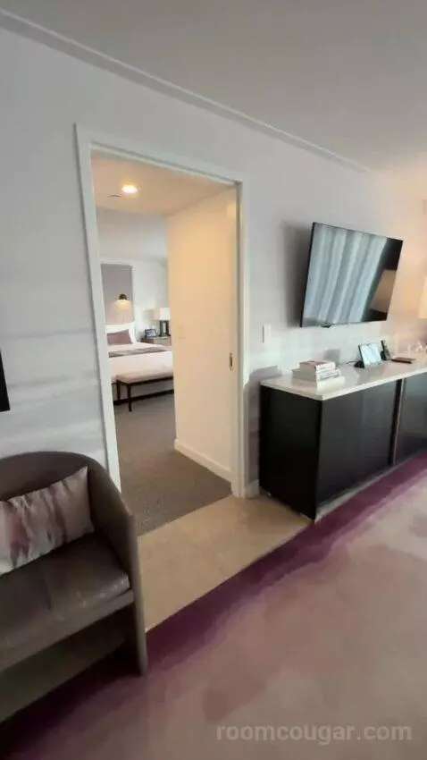 Executive Hospitality Tower Suite bed picture #1
