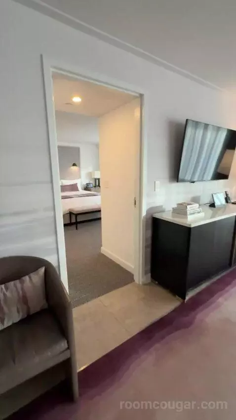 Executive Hospitality Tower Suite bed picture #2