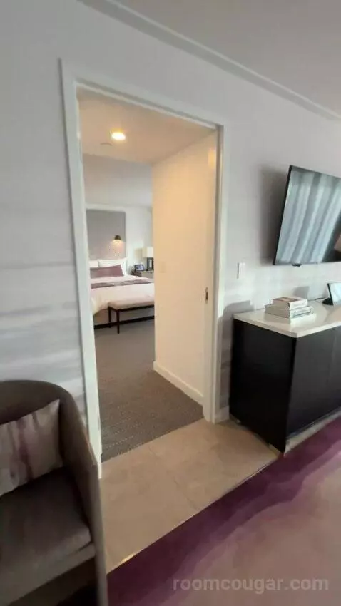 Executive Hospitality Tower Suite bed picture #3