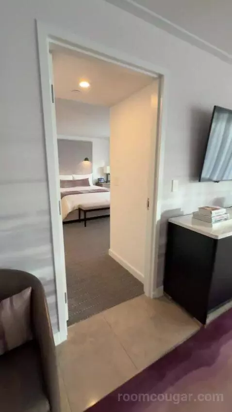 Executive Hospitality Tower Suite bed picture #4