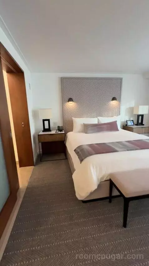 Executive Hospitality Tower Suite bed picture #5