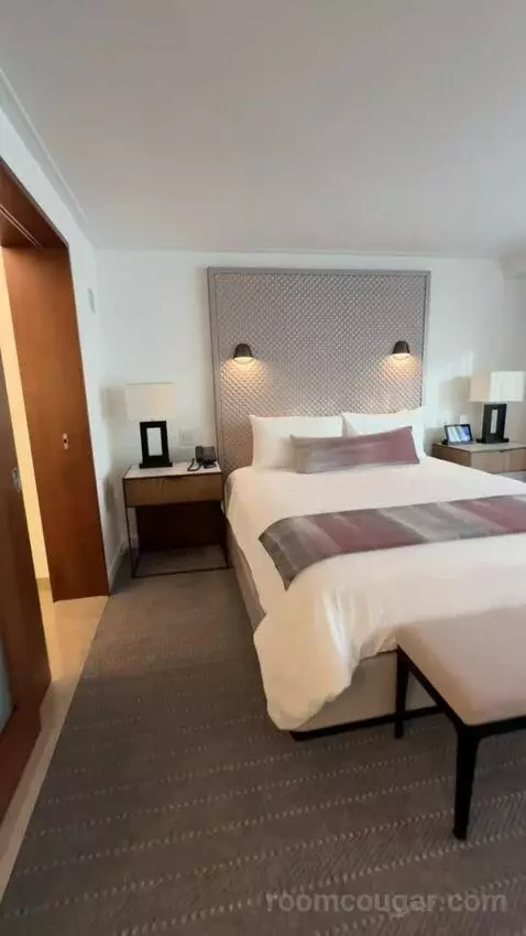 Executive Hospitality Tower Suite bed picture #6