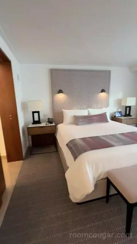 Executive Hospitality Tower Suite bed picture #7