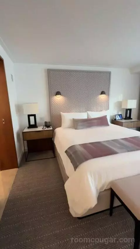 Executive Hospitality Tower Suite bed picture #8