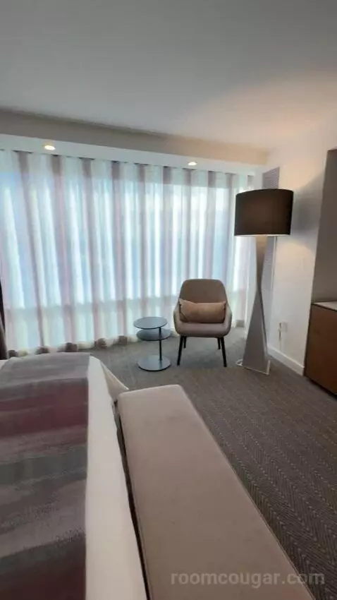 Executive Hospitality Tower Suite bed picture #9