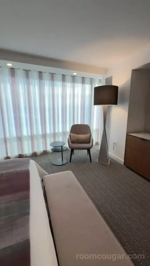 Executive Hospitality Tower Suite bed picture #10