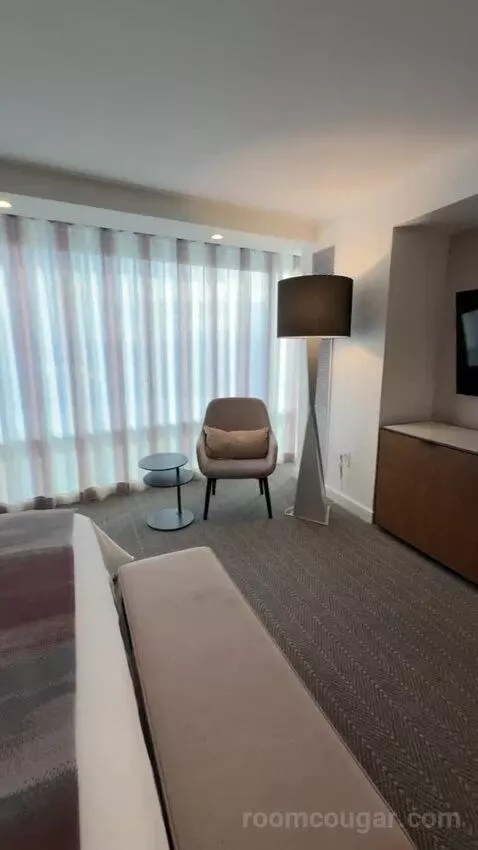 Executive Hospitality Tower Suite bed picture #11