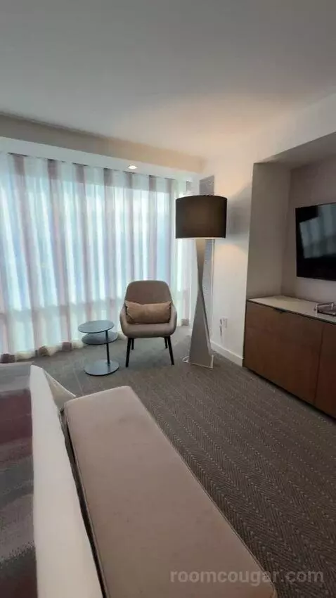 Executive Hospitality Tower Suite bed picture #12