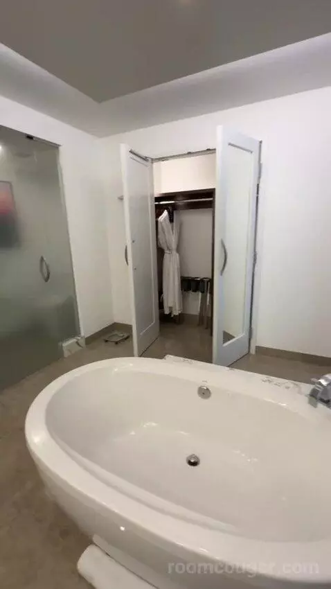Executive Hospitality Tower Suite bathroom picture #6