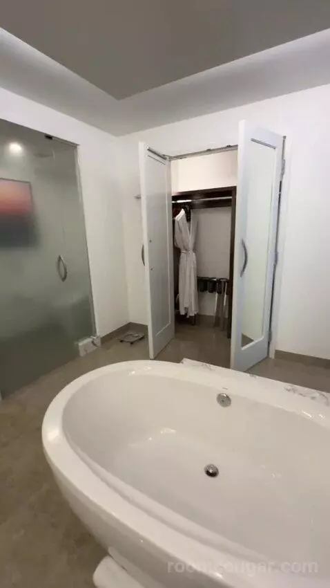 Executive Hospitality Tower Suite bathroom picture #7