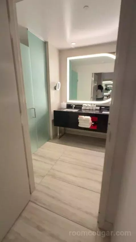 Premium Queen Room with Two Queen Beds and City View bathroom picture #1