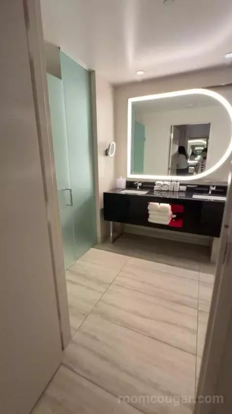 Premium Queen Room with Two Queen Beds and City View bathroom picture #3