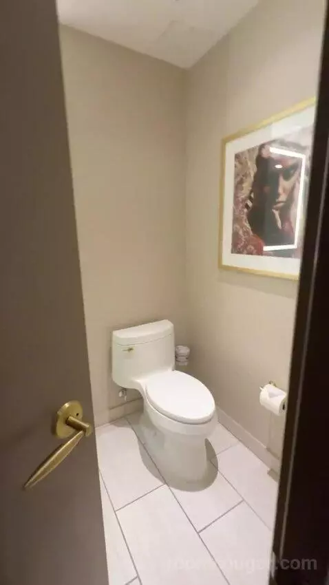 Deluxe Queen Room with Two Queen Beds and Partial Strip View bathroom picture #4