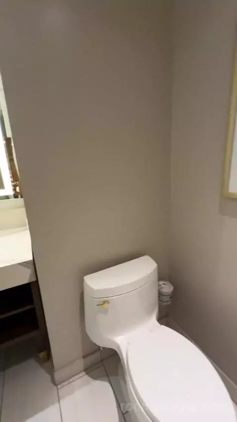 Deluxe Queen Room with Two Queen Beds and Partial Strip View bathroom picture #8