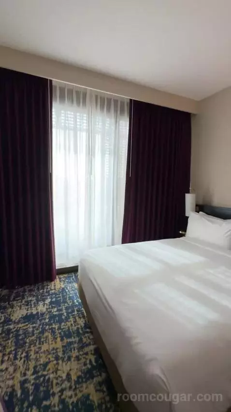 Deluxe Queen Room with Two Queen Beds and Partial Strip View bed picture #7