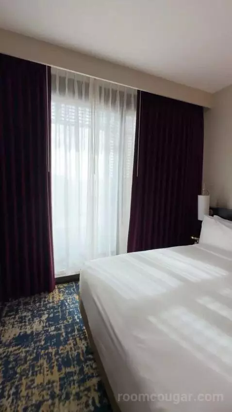 Deluxe Queen Room with Two Queen Beds and Partial Strip View bed picture #9