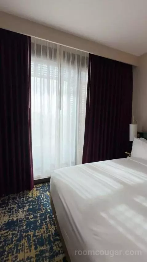 Deluxe Queen Room with Two Queen Beds and Partial Strip View bed picture #10