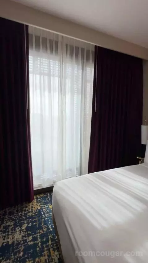 Deluxe Queen Room with Two Queen Beds and Partial Strip View bed picture #12
