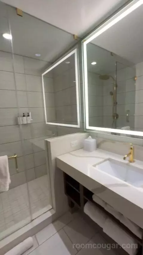 Deluxe Queen Room with Two Queen Beds and Partial Strip View bathroom picture #9