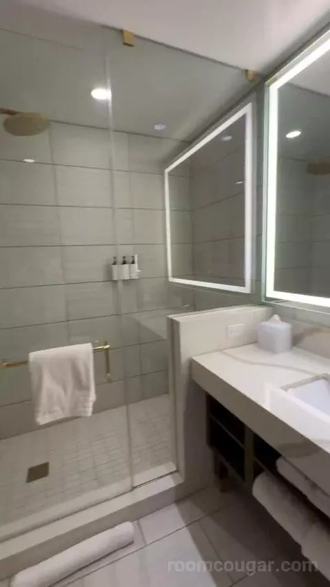Deluxe Queen Room with Two Queen Beds and Partial Strip View bathroom picture #11