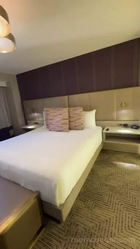Marra Style King bed picture #1