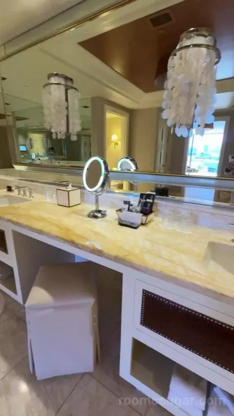 Encore Tower Suite Salon bathroom picture #8
