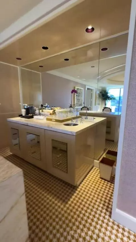 Encore Tower Suite Salon bathroom picture #3
