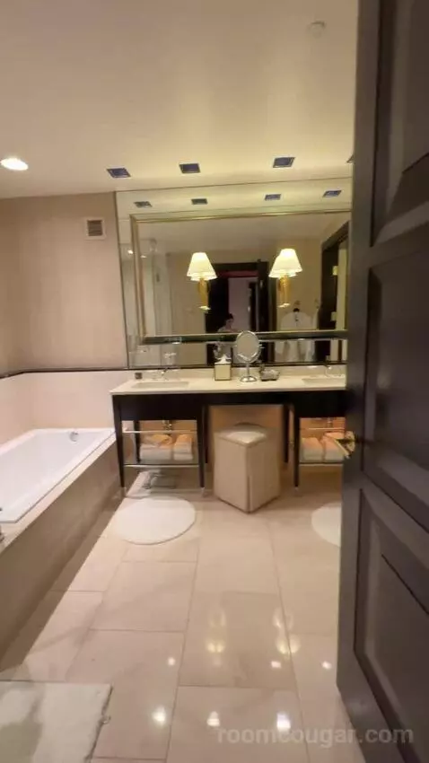 Encore Resort Two Queens bathroom picture #1