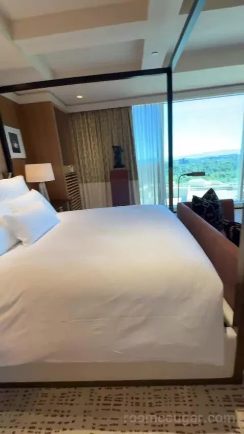 Wynn Tower Suite Executive bed picture #1