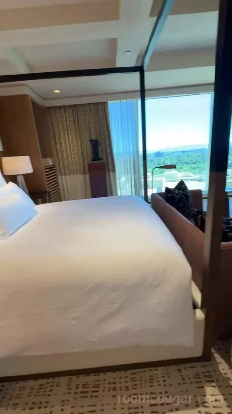 Wynn Tower Suite Executive bed picture #2