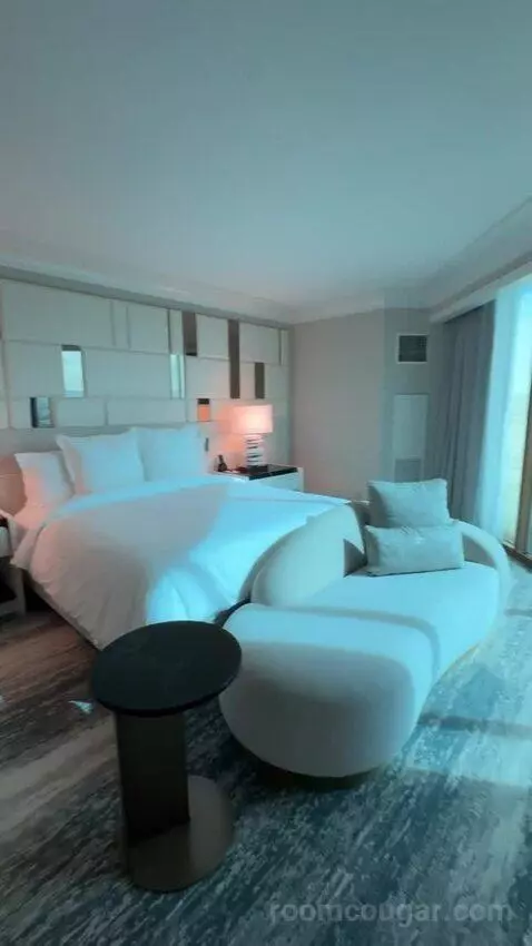 Premier Panoramic Suite - Stadium View bed picture #1