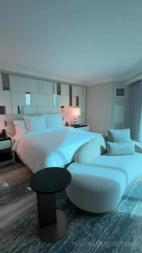 Premier Panoramic Suite - Stadium View bed picture #2