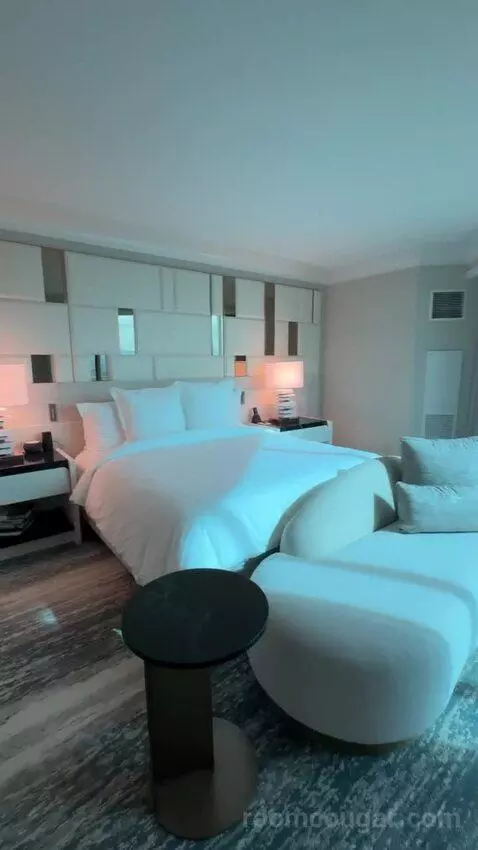 Premier Panoramic Suite - Stadium View bed picture #3