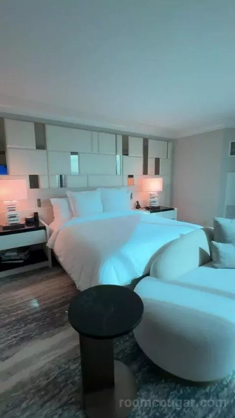 Premier Panoramic Suite - Stadium View bed picture #4