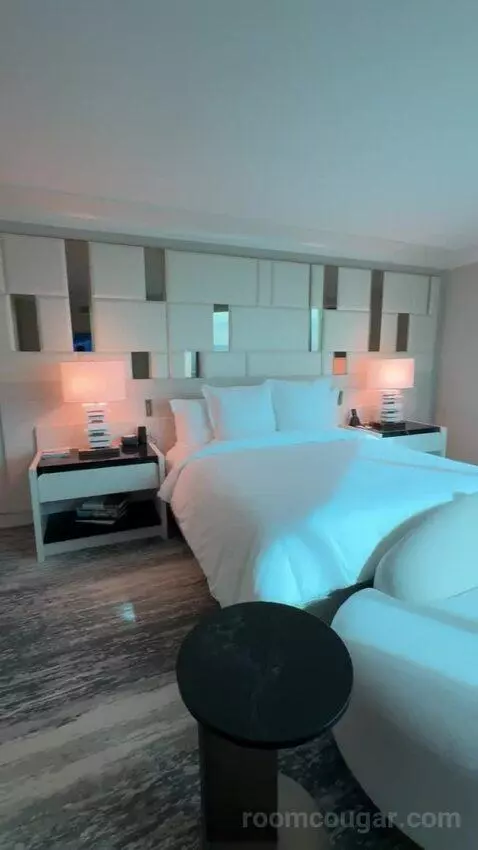 Premier Panoramic Suite - Stadium View bed picture #7