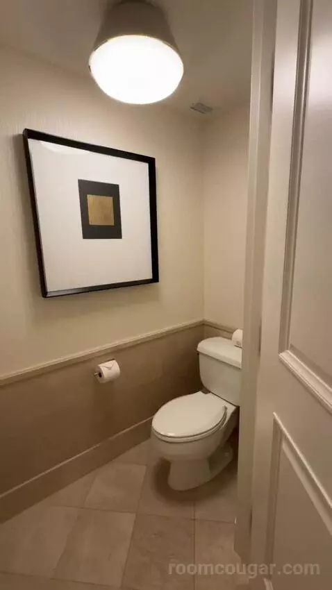 King Room with Strip View bathroom picture #4