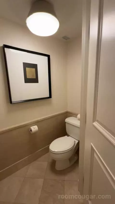 King Room with Strip View bathroom picture #5