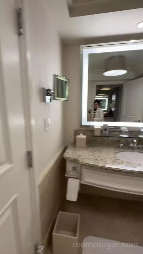 King Room with Strip View bathroom picture #7