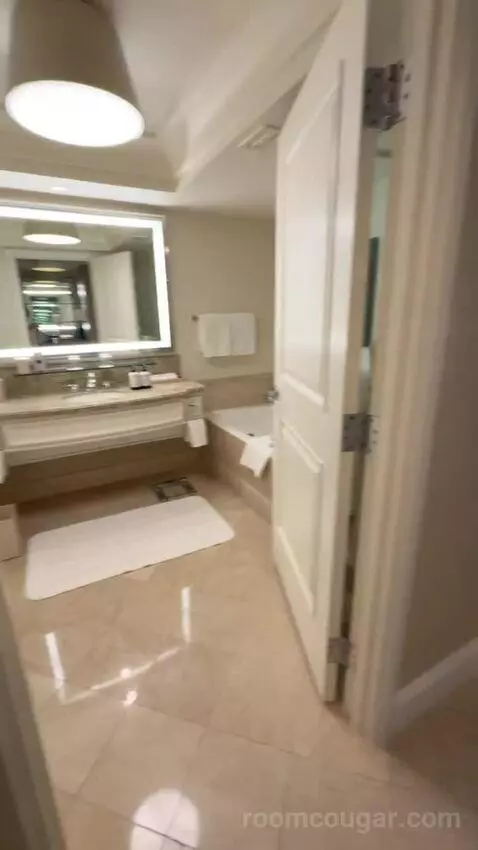 King Room with Strip View bathroom picture #2