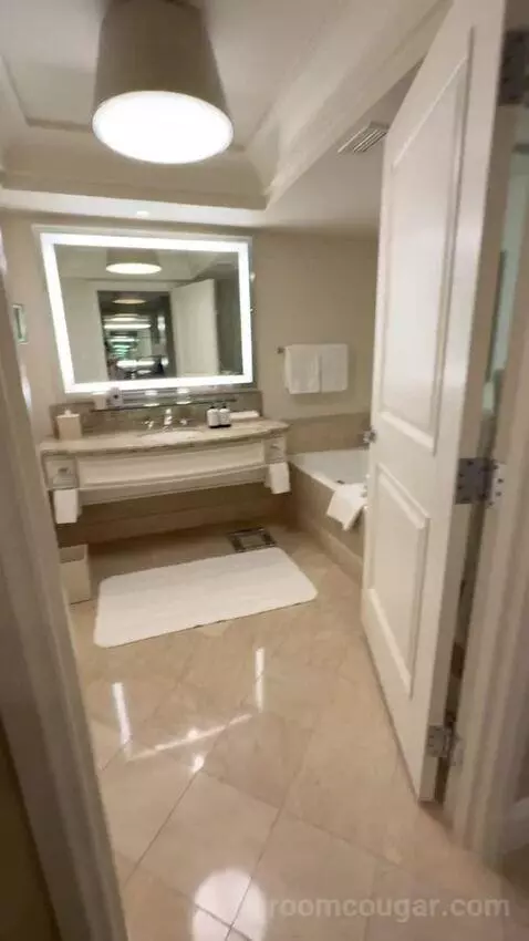 King Room with Strip View bathroom picture #3