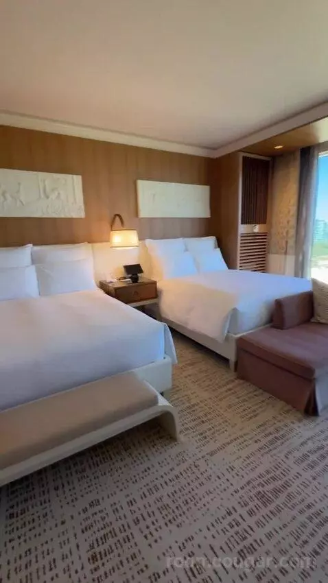 Wynn Resort Two Queens bed picture #3