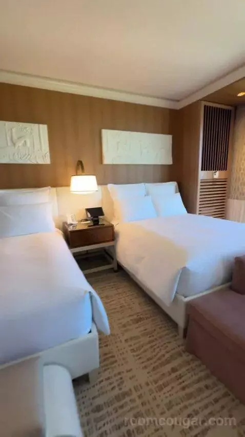 Wynn Resort Two Queens bed picture #8