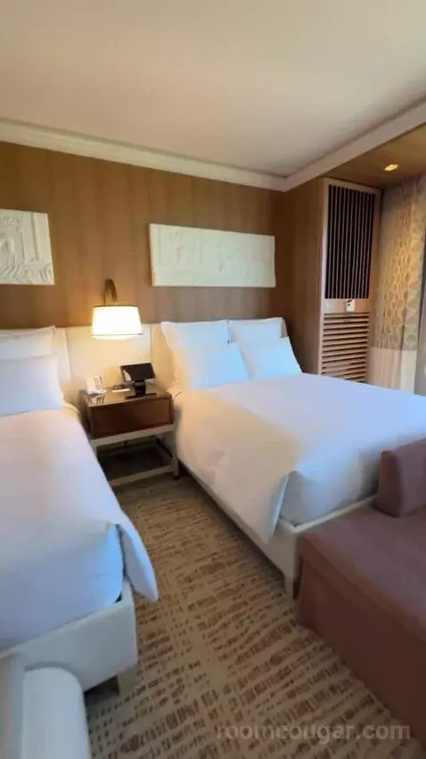 Wynn Resort Two Queens bed picture #9